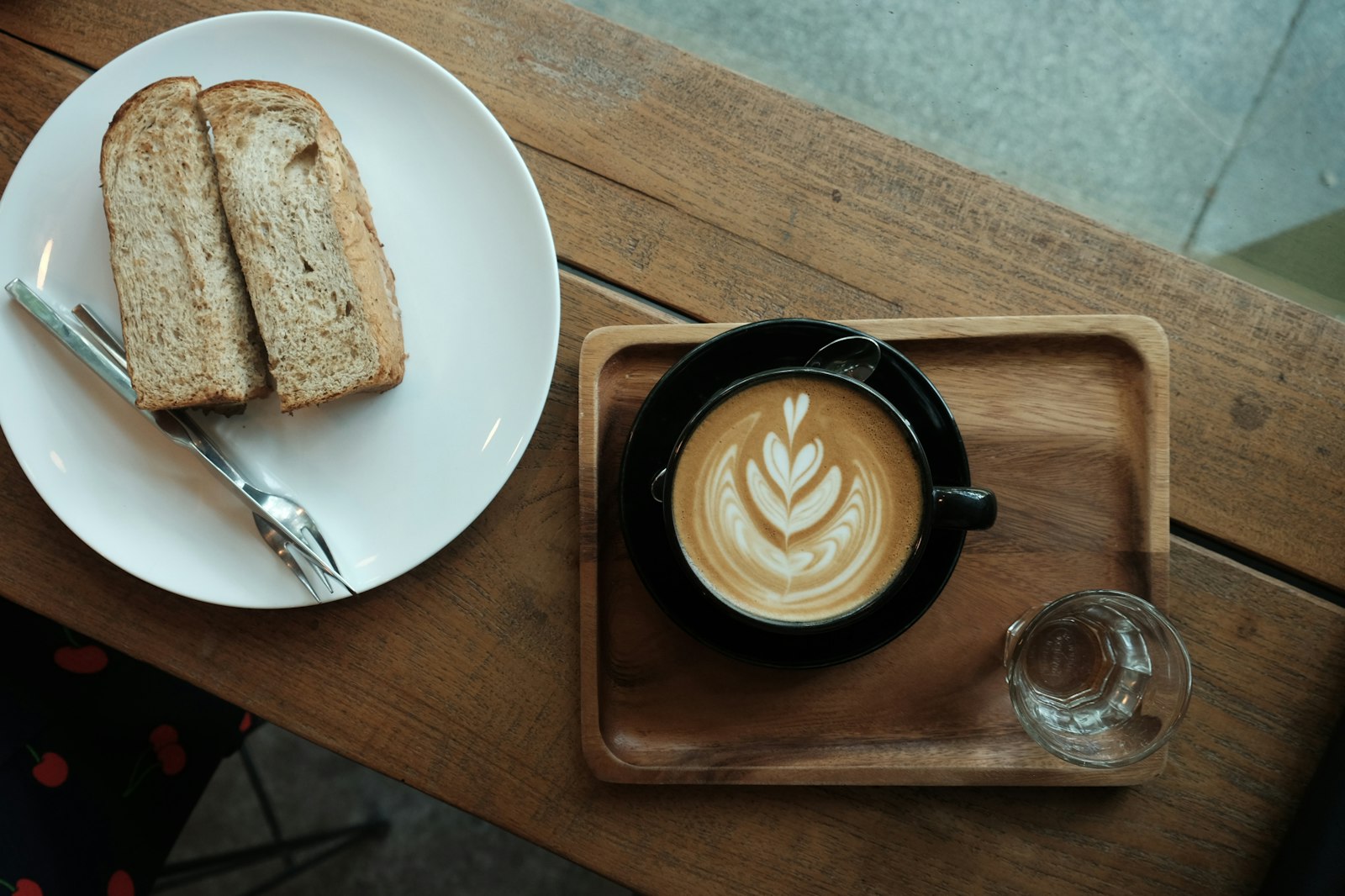 Frühstück mit Sandwich und Latte Art im Brotwerk-Café