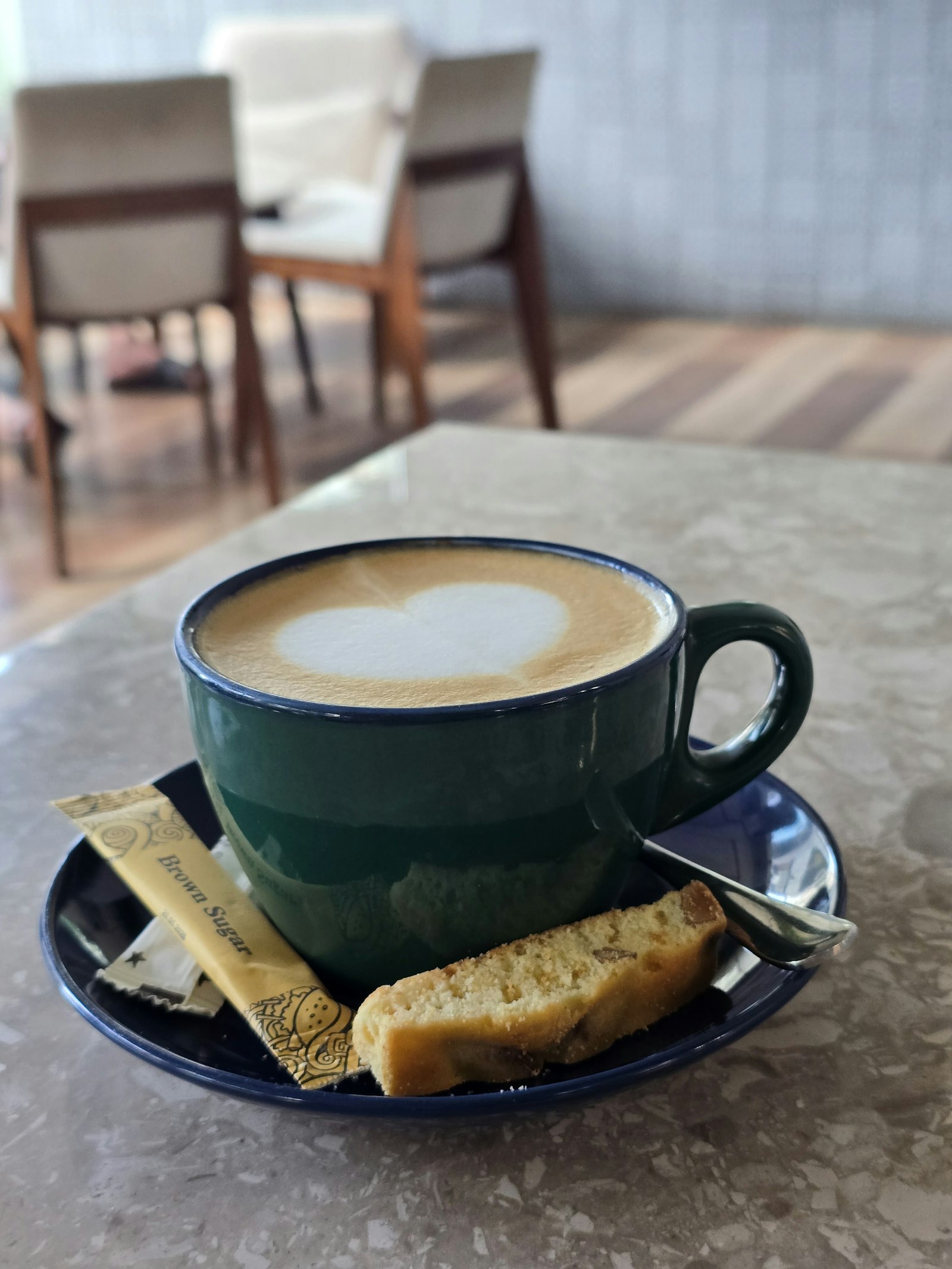 Kaffeetasse mit Latte Art und Gebäck