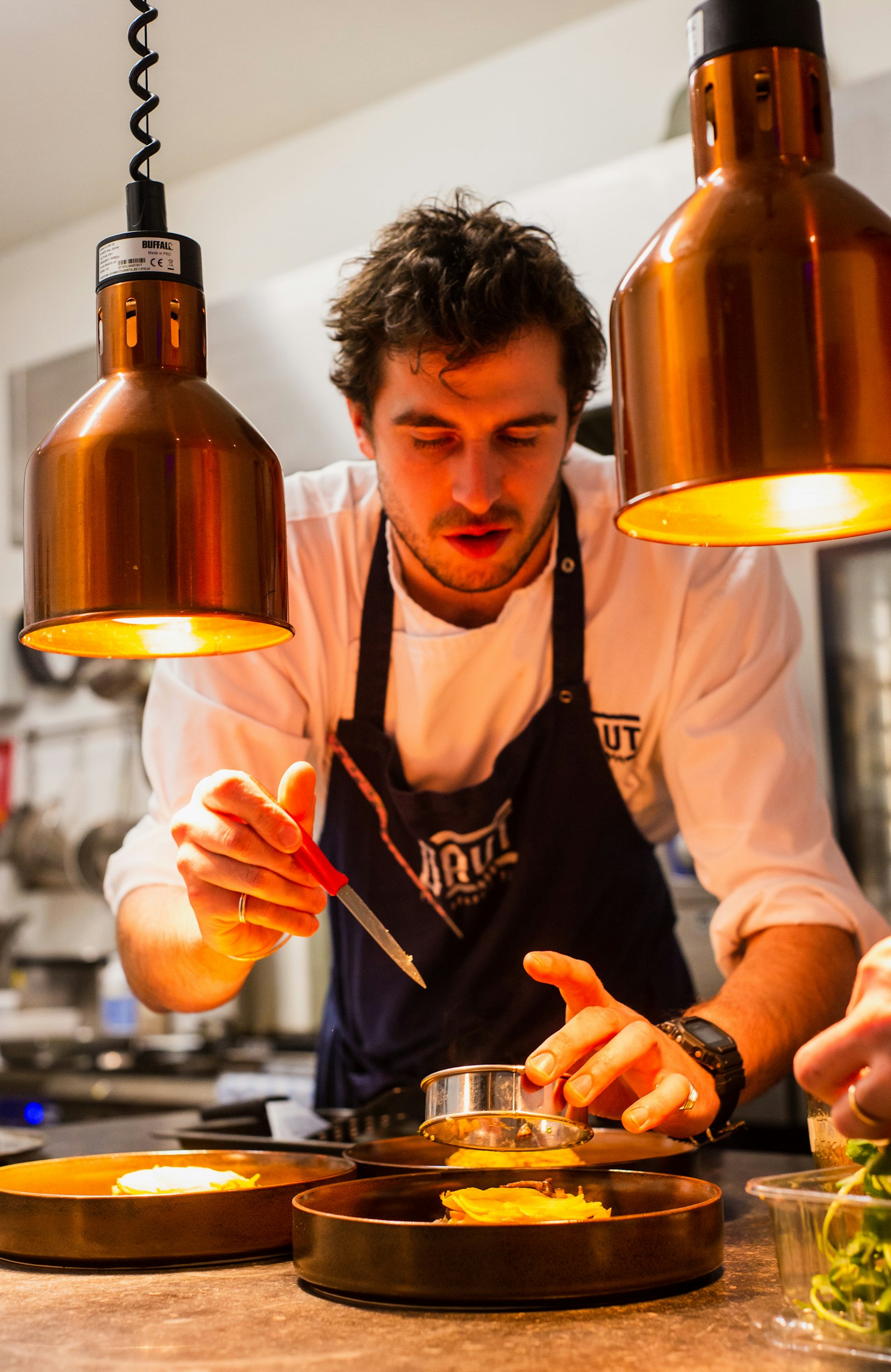 Küchenchef Luca Moretti beim Anrichten eines Gerichts
