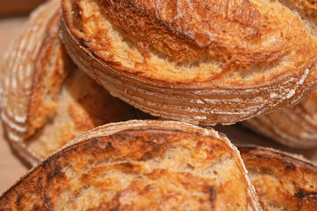 Frisch gebackenes Sauerteigbrot mit knuspriger Kruste