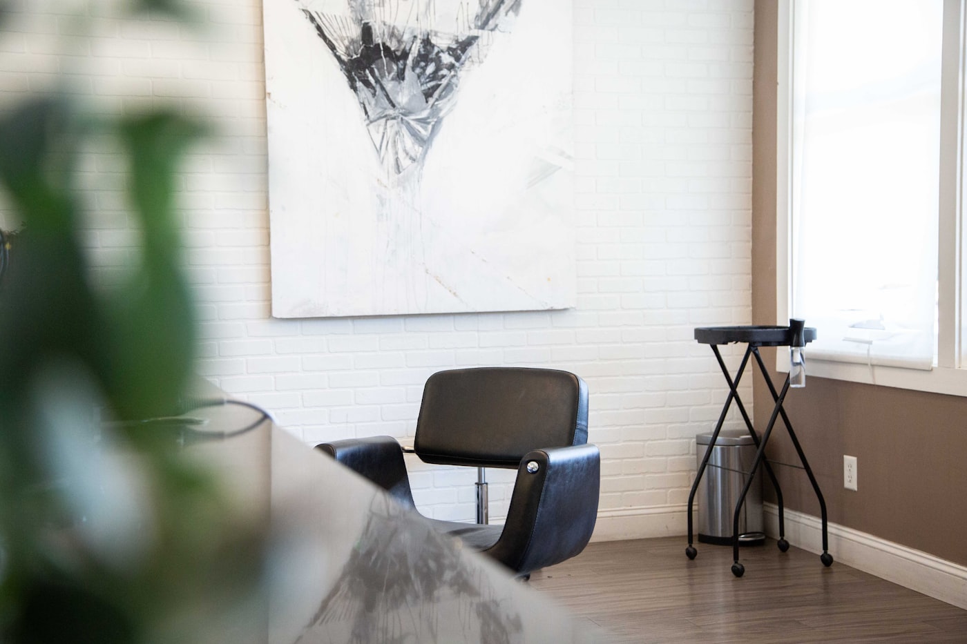 Minimalistische Sitzecke im Studio Nine Salon