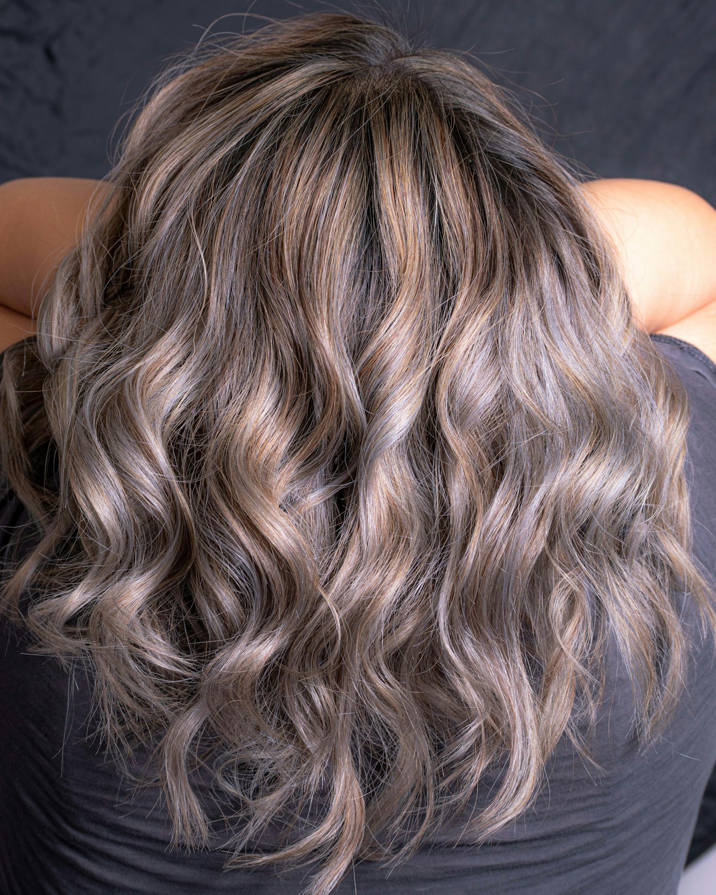 Balayage-Ergebnis von oben, Vergleich zwischen einfarbig und mehrdimensional