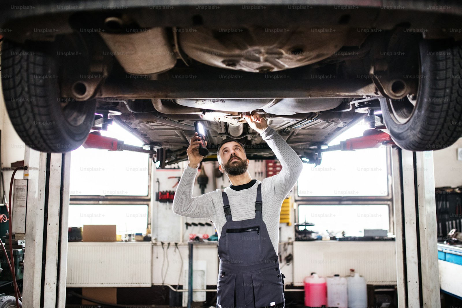 Inhaber Bernd Weber bei der Reparatur eines Fahrzeugs in der Werkstatt
