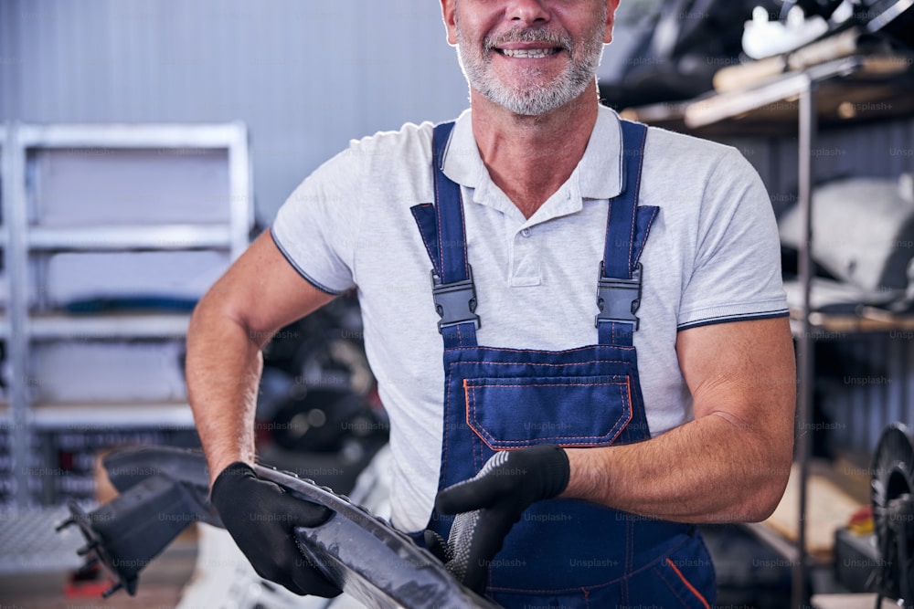Portrait von Jonas Peters, Kfz-Mechatroniker bei Autohaus Weber