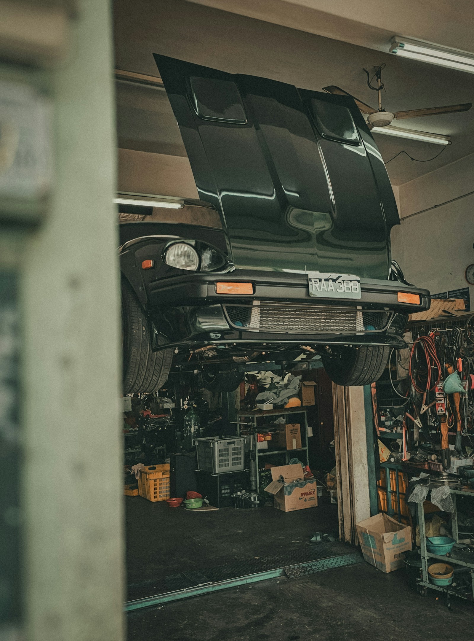 Fahrzeug auf der Hebebühne in der Werkstatt Weber