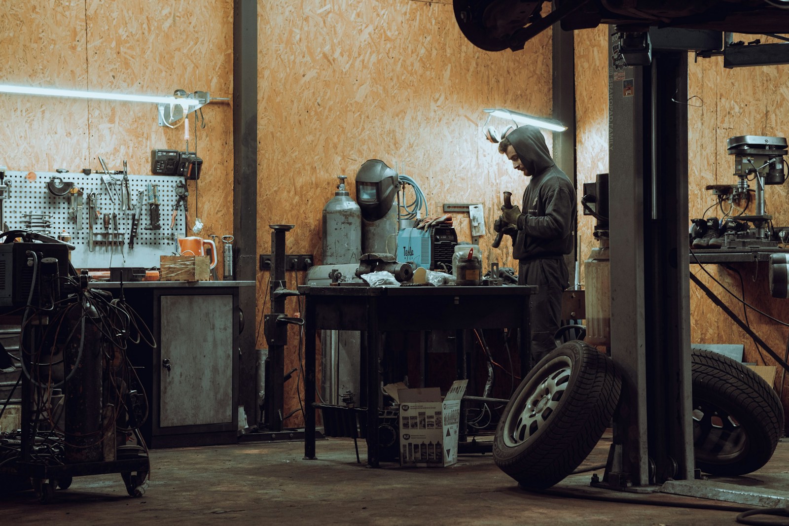 Mechaniker bei der Arbeit an einem Fahrzeug